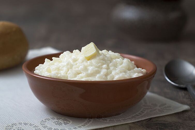 Gut ile oruç günü için sütlü pirinç lapası