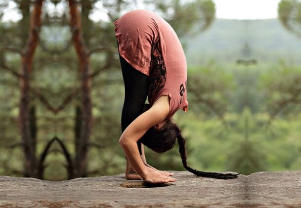kilo kaybı için uttanasana yoga pozu