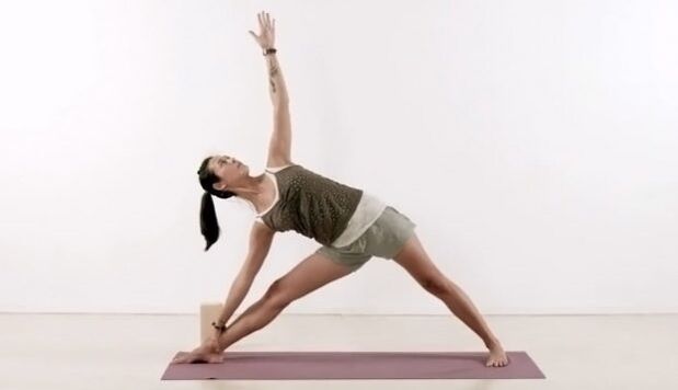 kilo kaybı için yoga üçgeni pozu