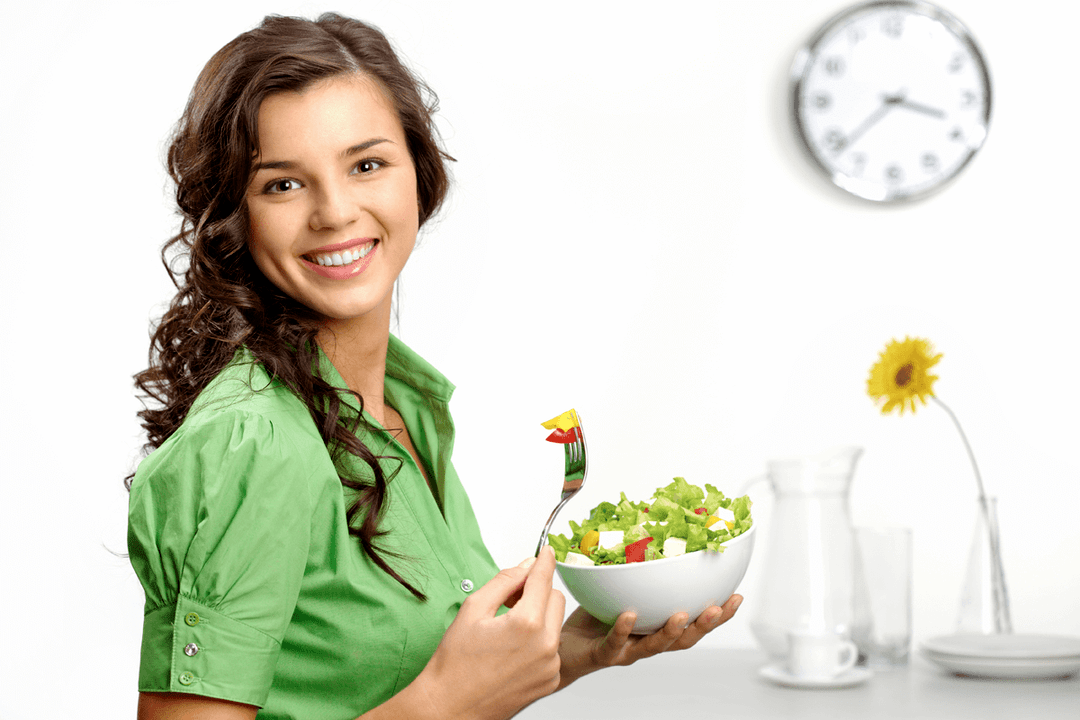 kan grubu diyetinde sebze salatası yemek